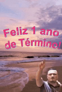 a man on a beach with the words feliz 1 ano de termine written on it