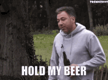 Hold My Beer Wait GIF - Hold My Beer Wait I Can Do It GIFs