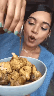 Pouring Sauce Priyanka Naik GIF - Pouring Sauce Priyanka Naik Chef Priyanka GIFs