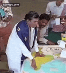 Discussing Strategy With Team.Gif GIF - Discussing Strategy With Team Discussion Meeting GIFs