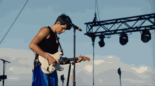 Playing Guitar Omar Apollo GIF - Playing Guitar Omar Apollo Coachella -  Discover & Share GIFs