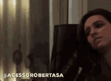 a woman sitting in a chair with the words @acessorobertasa written on the bottom