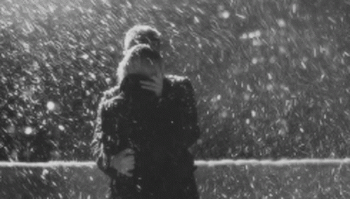 kissing-in-the-snow-happy-christmas.gif