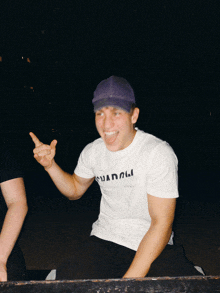 a man wearing a white t-shirt that says " suadoli "