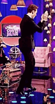 Tom Hiddleston Dance GIF - Tom Hiddleston Dance Wiggle GIFs