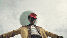 a man wearing a red hat that says petales