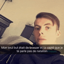 a man is taking a selfie with a caption that says mon seul but était de brasser et ta capte que je
