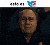 a man 's face is shown with the words esto es written above him
