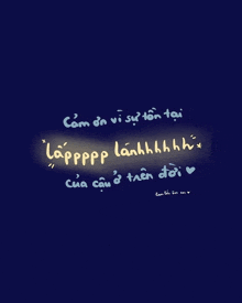 a dark blue background with yellow writing that says " cảm ơn vì sự lớn tại "