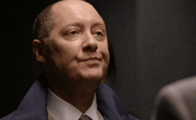 a man in a suit and tie with the letter ee above him