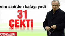 a man in a black suit is standing in front of a sign that says 31 cekti