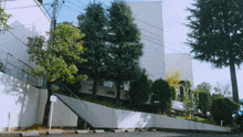 a sign on the side of a building that says ' gt ' on it