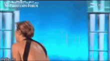 a woman is dancing in front of a blue background with the words no perditempo forum