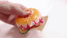 햄버거 스퀴시 GIF - Squishy Toy Burger Hamburger GIFs