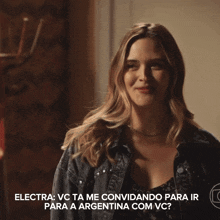 a woman is smiling with the words electra vc ta me convidando para ir para a argentina com vc written below her