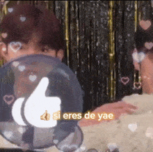 a man giving a thumbs up with the words si eres de yae