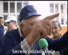 Kanalizaciona Cevka Serem Pozadi Kuće GIF - Kanalizaciona Cevka Serem Pozadi Kuće Tortadzika GIFs