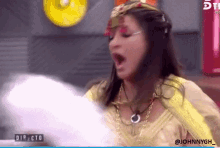 a woman with a crown on her head is yawning in front of a sign that says directo