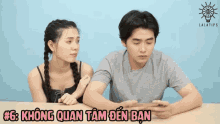 Khong Quan Tam Den Ban Playing GIF - Khong Quan Tam Den Ban Playing Smartphones GIFs