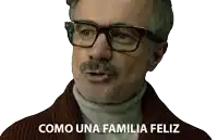 a man with glasses and a turtleneck sweater says como una familia feliz