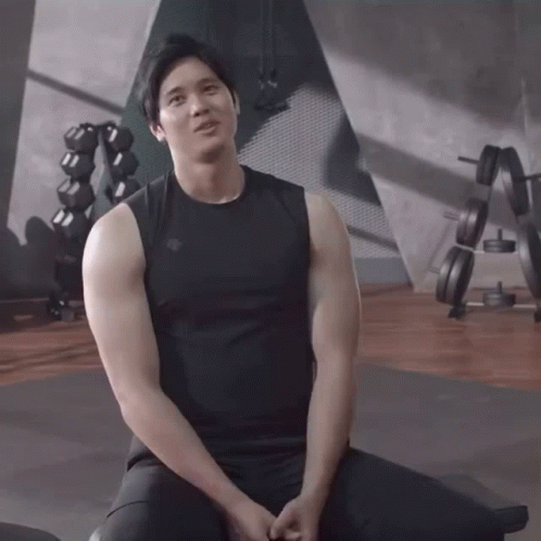 Shohei Ohtani: WATCH: Shohei Ohtani flexes his muscles in the gym, showing  off the fruits of his off-season training