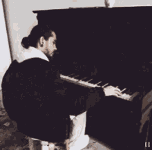 Tom Kaulitz Piano GIF - Tom Kaulitz Piano Play GIFs