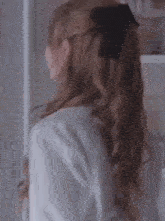 Hitomi Look GIF - Hitomi Look Look From Shoulder GIFs