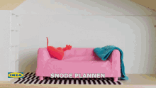 a pink couch with the words snode plannen written on it