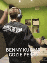 a man wearing headphones and a shirt that says benny kurwa gdzie pera