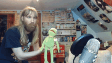 Hobo Ryan Kermit GIF - Hobo Ryan Kermit Attacked GIFs