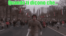 a man is running down a street with a crowd behind him and the words quando ti dicono che
