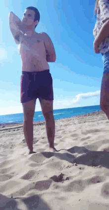 Carlos Coçar As Costas Beach GIF - Carlos Coçar As Costas Beach Guy GIFs