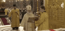 молиться молюсь церковь священник религия GIF - Priest Religion Religious GIFs