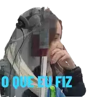 a woman wearing headphones and a scarf with the words " o que eu fiz " written below her