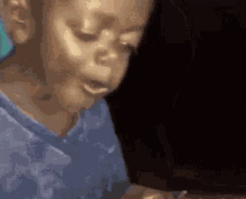 可爱的人类幼崽和猫