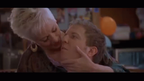 Mom old boys. Бабуля целует. Поцелуй взрослой женщины. Бабушка поцелуй.