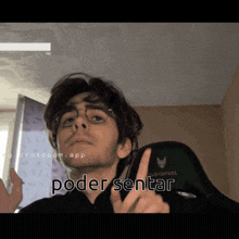 a man with glasses is holding a tablet and giving the middle finger with the words poder sentar above him