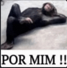 a picture of a person laying on the ground with the words por mim