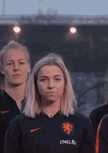 Jackie Groenen Holding Laughter GIF - Jackie Groenen Holding Laughter Wie Is De Mol GIFs