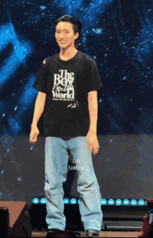a man wearing a t-shirt that says " the boss of the world "