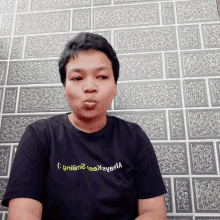 a man wearing a black t-shirt with the word brilime on it