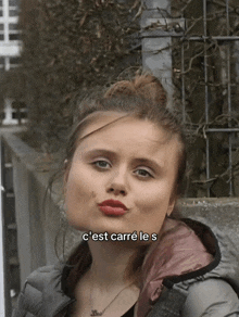 a woman making a funny face with the words c'est carre les s below her