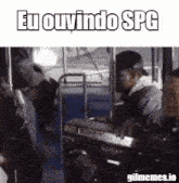 a man is playing a keyboard on a bus with the words eu ouvindo spg on the bottom