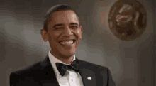 オバマ大統領がニヤニヤと笑みを浮かべる GIF - Laugh Barack Obama Obama GIFs