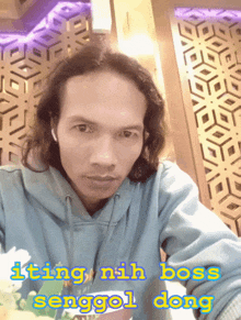 a man taking a selfie with the words " ting nih boss senggol dong " written on the bottom