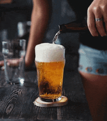 пиво наливают GIF