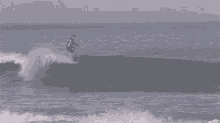 caindo da prancha flamboiar surfista surfando manobras de surf caindo da prancha flamboiar surfista surfando manobras de surf