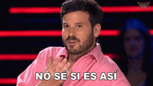 a man wearing a pink shirt says no se si es así