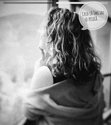 a black and white photo of a woman with a speech bubble that says cred ca imi lau