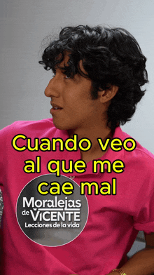 a man is wearing a pink shirt that says moralejas de vicente